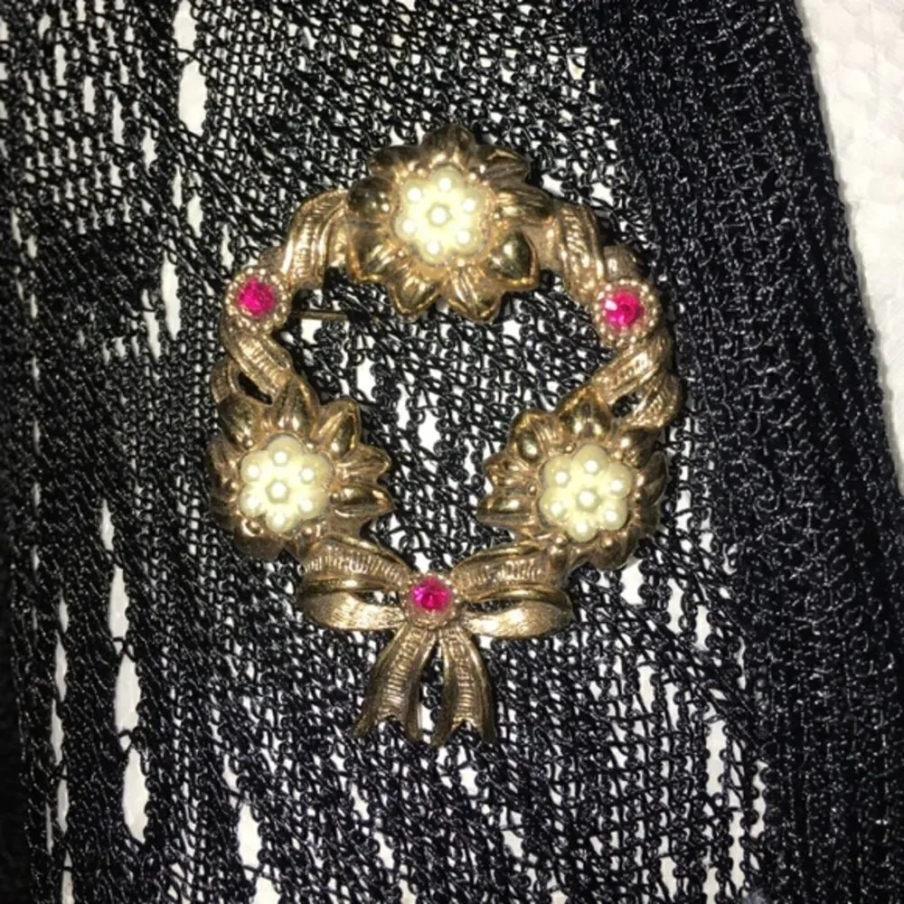 AVON VINTAGE Wreath Pin Brooch